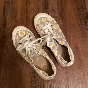 Rocketdog canvas lace up sneaks. Worn only a few times. Ships free.